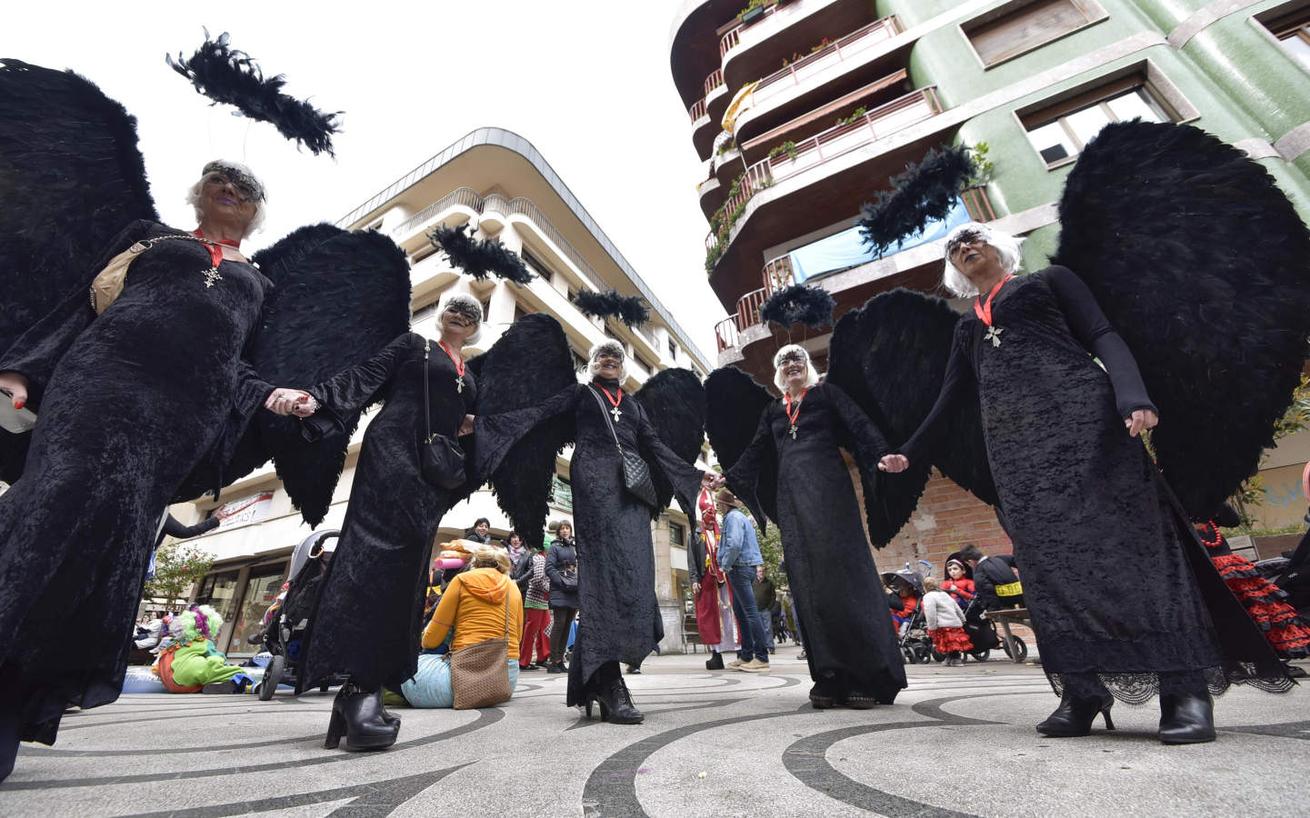 Astelenitak hartu du Tolosa eta, eguraldia lagun, kaleak bete dituzte mozorro eta jaien zaleek.