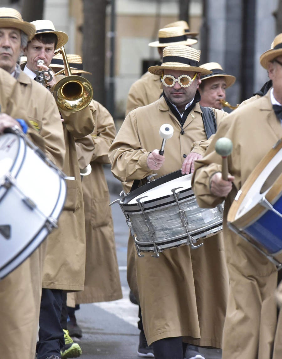 Astelenitak hartu du Tolosa eta, eguraldia lagun, kaleak bete dituzte mozorro eta jaien zaleek.