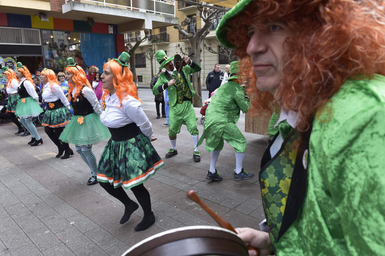 Astelenitak hartu du Tolosa eta, eguraldia lagun, kaleak bete dituzte mozorro eta jaien zaleek.