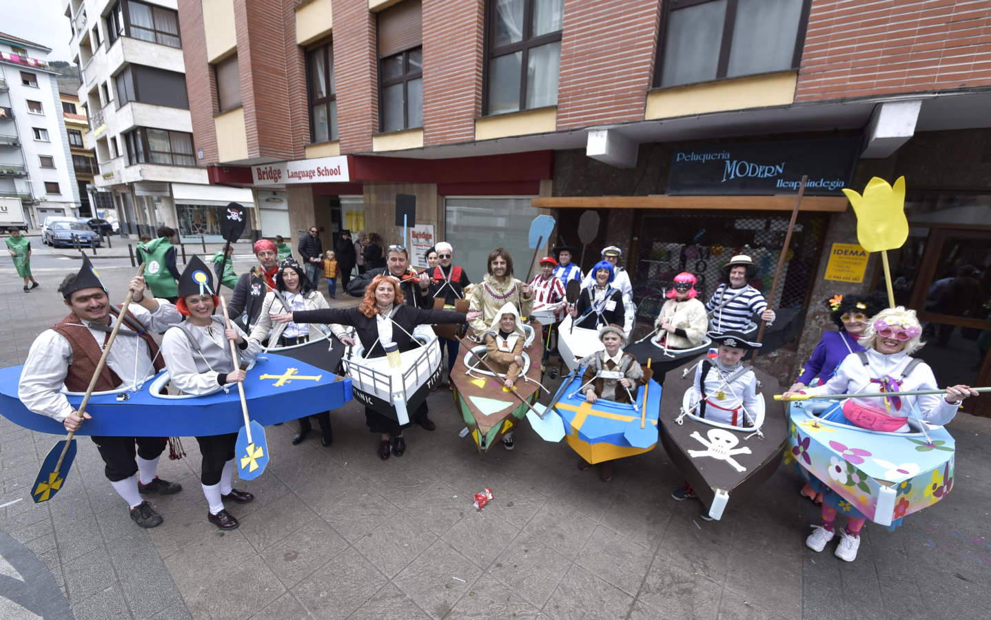 Astelenitak hartu du Tolosa eta, eguraldia lagun, kaleak bete dituzte mozorro eta jaien zaleek.