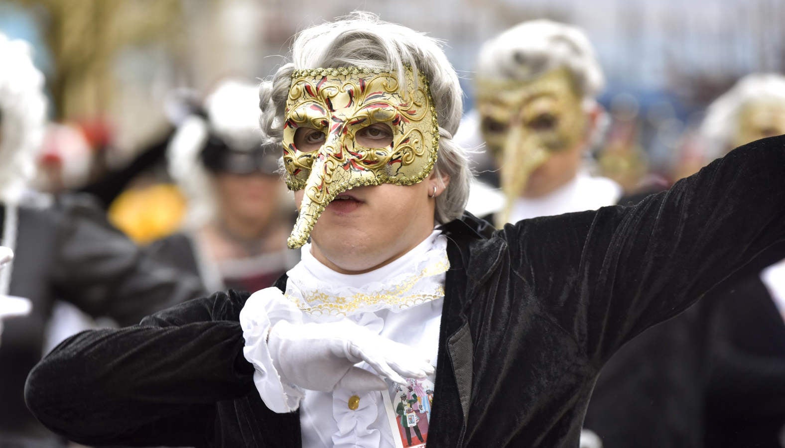 Astelenitak hartu du Tolosa eta, eguraldia lagun, kaleak bete dituzte mozorro eta jaien zaleek.