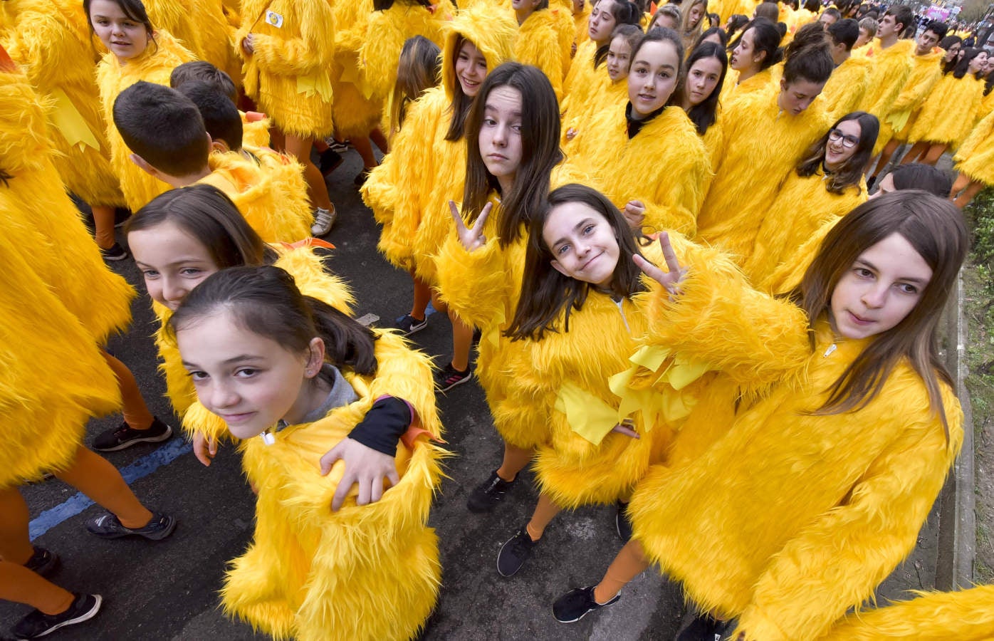 Astelenitak hartu du Tolosa eta, eguraldia lagun, kaleak bete dituzte mozorro eta jaien zaleek.