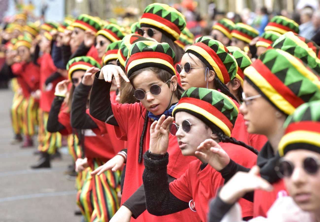 Astelenitak hartu du Tolosa eta, eguraldia lagun, kaleak bete dituzte mozorro eta jaien zaleek.