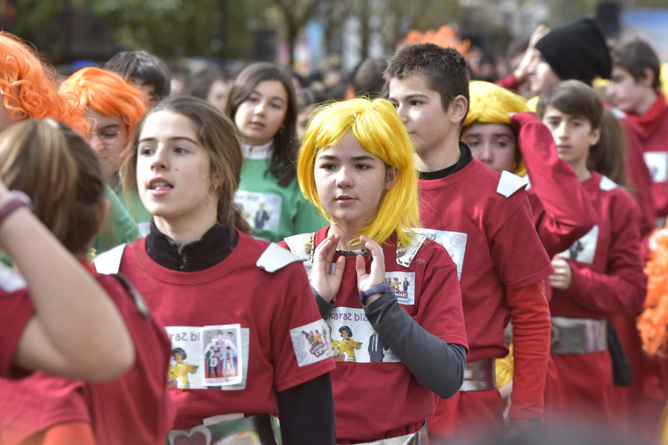Astelenitak hartu du Tolosa eta, eguraldia lagun, kaleak bete dituzte mozorro eta jaien zaleek.