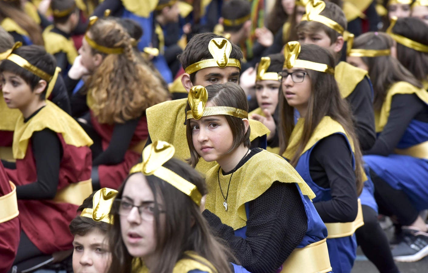 Astelenitak hartu du Tolosa eta, eguraldia lagun, kaleak bete dituzte mozorro eta jaien zaleek.