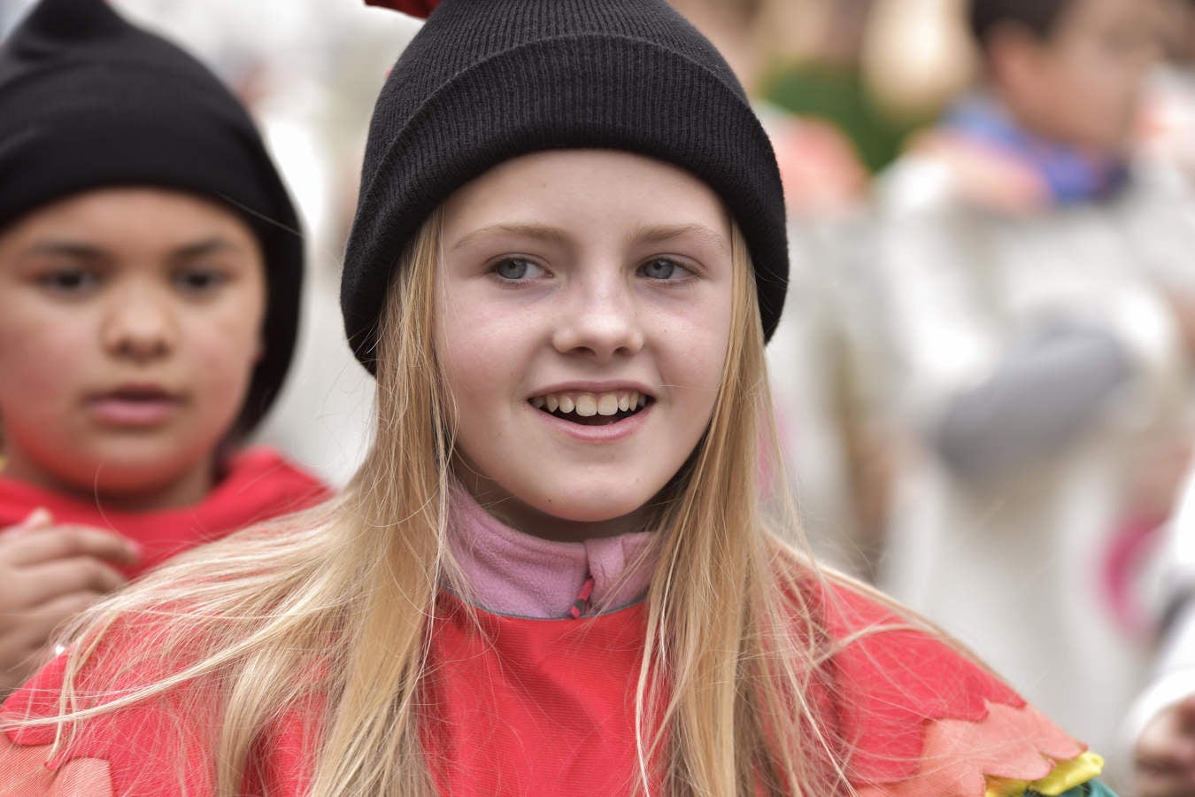 Astelenitak hartu du Tolosa eta, eguraldia lagun, kaleak bete dituzte mozorro eta jaien zaleek.
