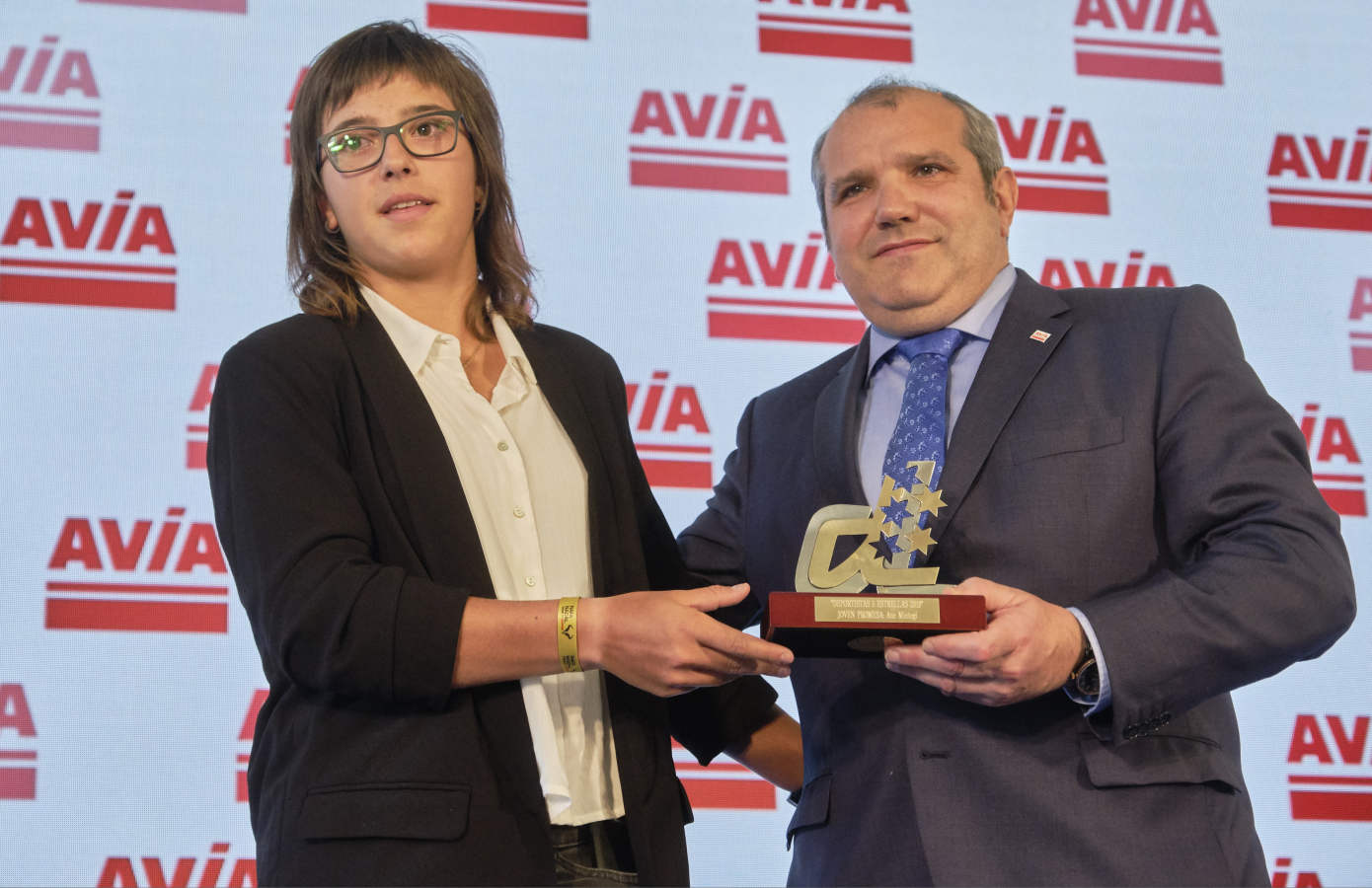 La segunda edición de los premios 'Cinco Estrellas', organizados por EL DIARIO VASCO, han tenido lugar este lunes en el Hotel Maria Cristina de la capital guipuzcoana. El principal galardón ha recaido en la figura de Antoine Griezmann, exjugador de la RealSociedad, actualmente en las filas del Atlético de Madrid y que se ha llevado el premio por su reciente título de Campeón del Mundo logrado en Rusia el verano pasado con la selección francesa y la Europa League, lograda con el Atlético de Madrid.