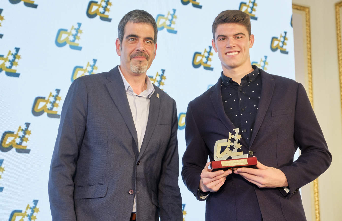 La segunda edición de los premios 'Cinco Estrellas', organizados por EL DIARIO VASCO, han tenido lugar este lunes en el Hotel Maria Cristina de la capital guipuzcoana. El principal galardón ha recaido en la figura de Antoine Griezmann, exjugador de la RealSociedad, actualmente en las filas del Atlético de Madrid y que se ha llevado el premio por su reciente título de Campeón del Mundo logrado en Rusia el verano pasado con la selección francesa y la Europa League, lograda con el Atlético de Madrid.