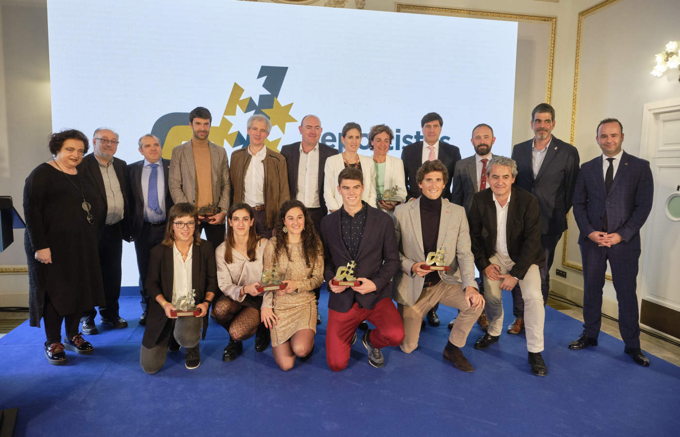 La segunda edición de los premios 'Cinco Estrellas', organizados por EL DIARIO VASCO, han tenido lugar este lunes en el Hotel Maria Cristina de la capital guipuzcoana. El principal galardón ha recaido en la figura de Antoine Griezmann, exjugador de la RealSociedad, actualmente en las filas del Atlético de Madrid y que se ha llevado el premio por su reciente título de Campeón del Mundo logrado en Rusia el verano pasado con la selección francesa y la Europa League, lograda con el Atlético de Madrid.