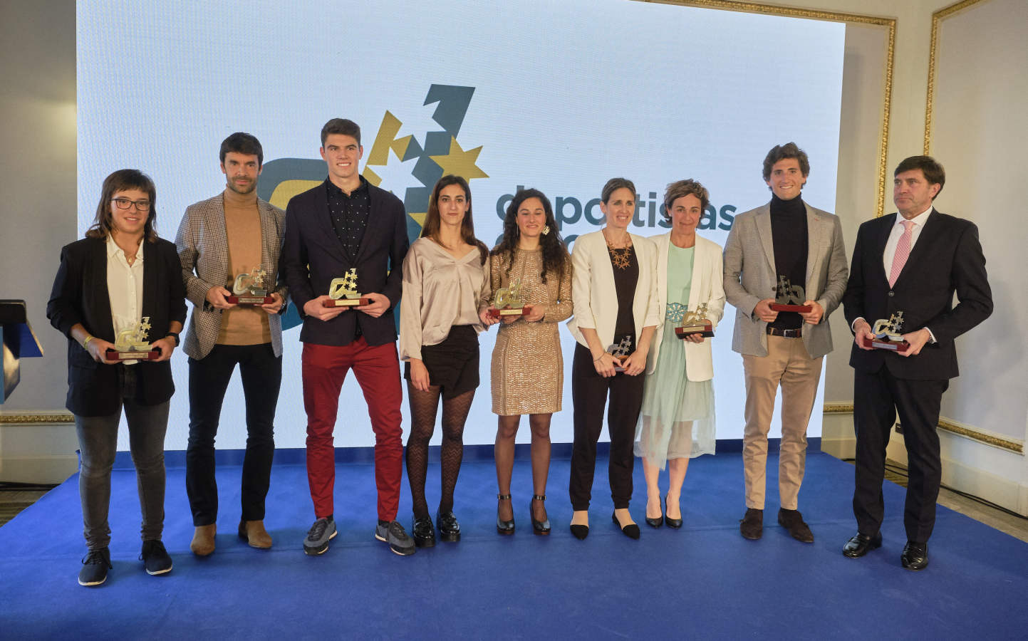 La segunda edición de los premios 'Cinco Estrellas', organizados por EL DIARIO VASCO, han tenido lugar este lunes en el Hotel Maria Cristina de la capital guipuzcoana. El principal galardón ha recaido en la figura de Antoine Griezmann, exjugador de la RealSociedad, actualmente en las filas del Atlético de Madrid y que se ha llevado el premio por su reciente título de Campeón del Mundo logrado en Rusia el verano pasado con la selección francesa y la Europa League, lograda con el Atlético de Madrid.