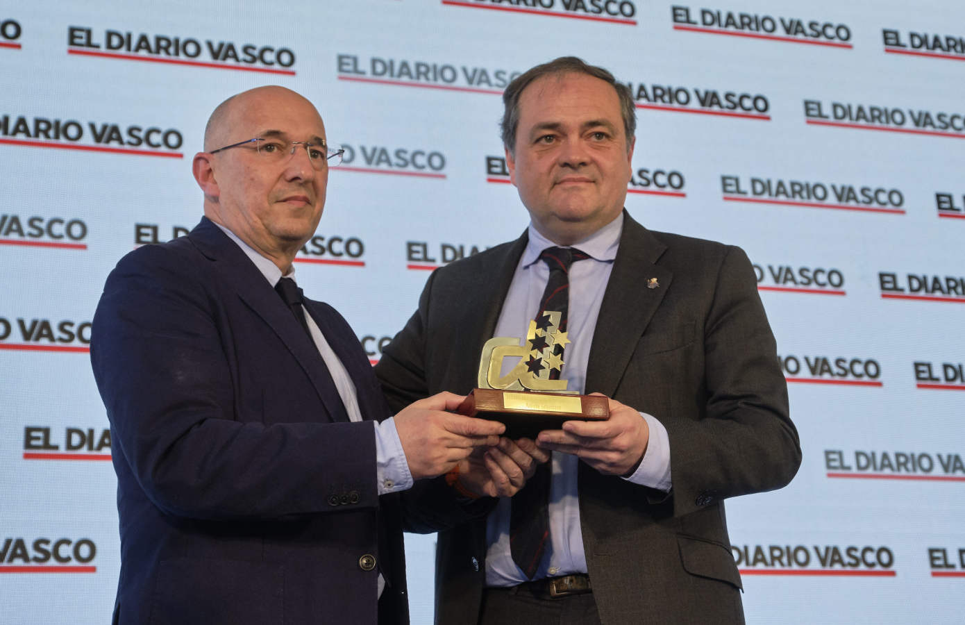 La segunda edición de los premios 'Cinco Estrellas', organizados por EL DIARIO VASCO, han tenido lugar este lunes en el Hotel Maria Cristina de la capital guipuzcoana. El principal galardón ha recaido en la figura de Antoine Griezmann, exjugador de la RealSociedad, actualmente en las filas del Atlético de Madrid y que se ha llevado el premio por su reciente título de Campeón del Mundo logrado en Rusia el verano pasado con la selección francesa y la Europa League, lograda con el Atlético de Madrid.