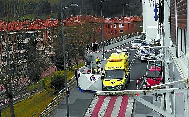 La bebé fue hallada debajo del coche rojo que se ve en la imagen, junto al cual se habilitó el dispositivo policial. Detrás de la ambulancia, el coche fúnebre. 