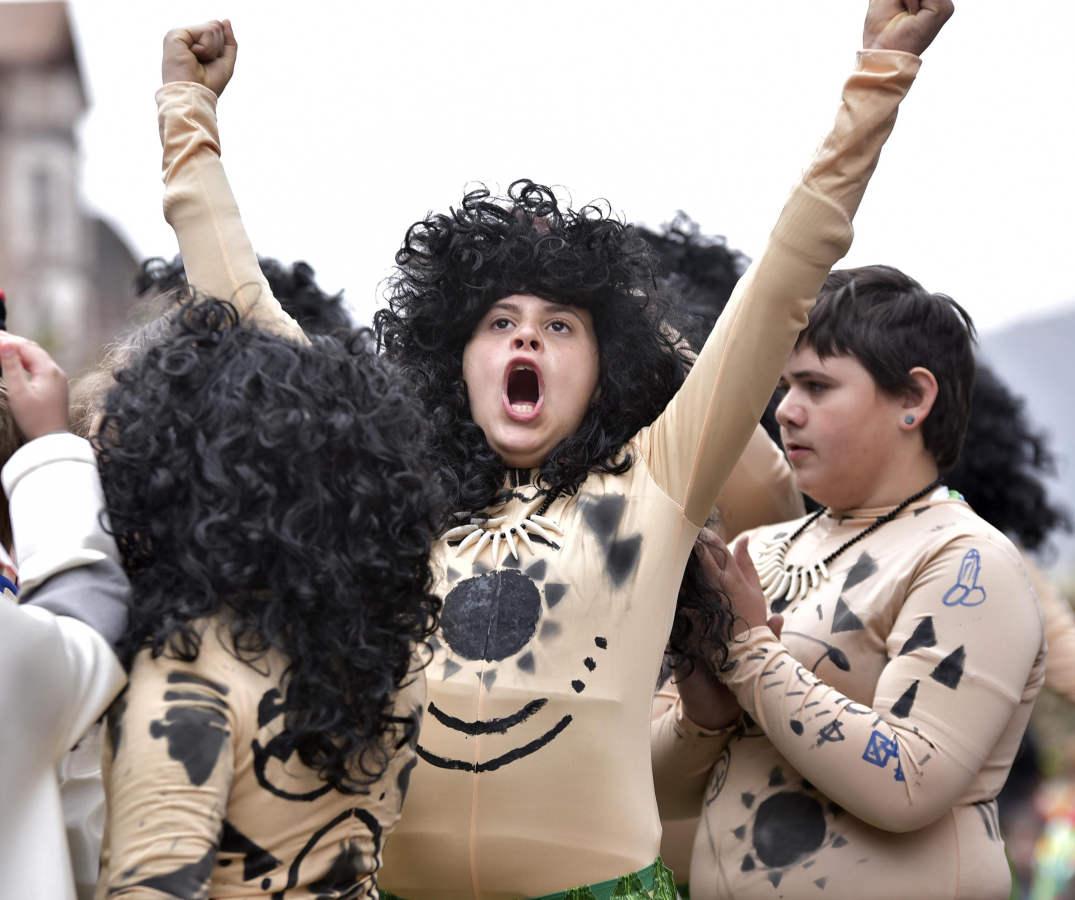 Astelenitak hartu du Tolosa eta, eguraldia lagun, kaleak bete dituzte mozorro eta jaien zaleek.
