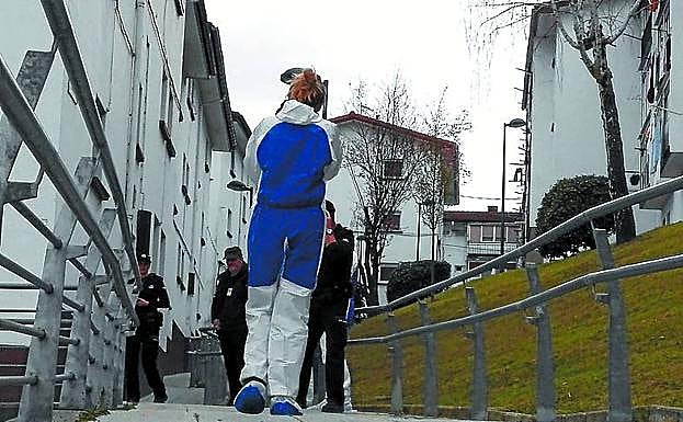 La Policía científica peinó la zona en busca de pruebas. 