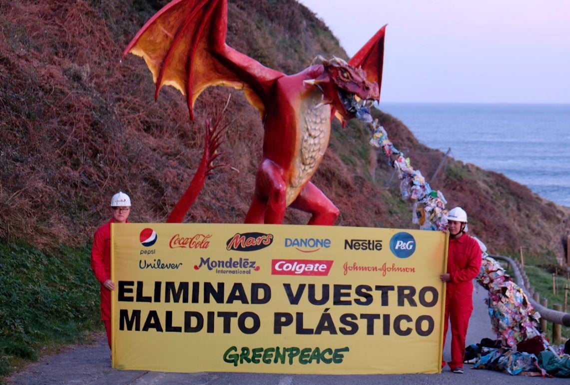 Los dragones han vuelto este martes por la mañana a San Juan de Gaztelugatxe, pero esta vez no se ha tratado de un nuevo rodaje de la serie 'Juego de Tronos''. Greenpeace ha aprovechado el tirón de esta producción, cuya última temporada se estrena el próximo 14 de abril, para impulsar su campaña en la localización de la fantástica Rocadragón contra los envoltorios plásticos desechables o de un solo uso, «una amenaza mucho más real que los caminantes blancos»,