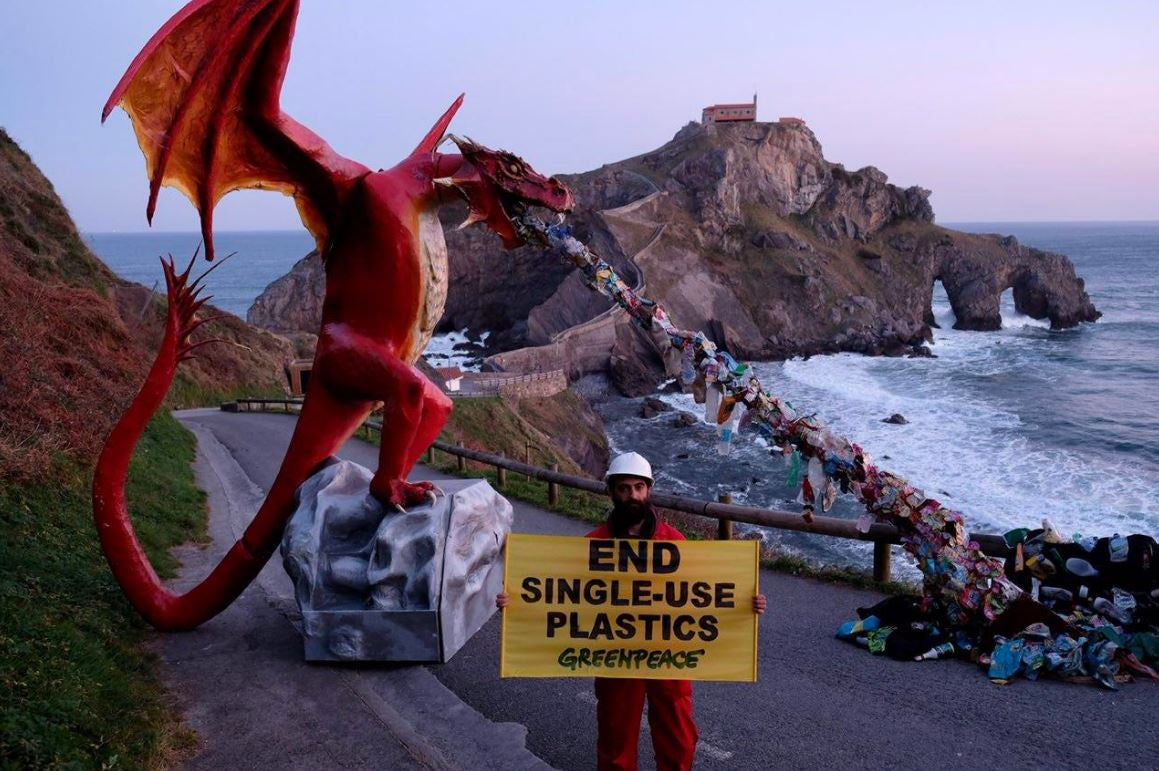 Los dragones han vuelto este martes por la mañana a San Juan de Gaztelugatxe, pero esta vez no se ha tratado de un nuevo rodaje de la serie 'Juego de Tronos''. Greenpeace ha aprovechado el tirón de esta producción, cuya última temporada se estrena el próximo 14 de abril, para impulsar su campaña en la localización de la fantástica Rocadragón contra los envoltorios plásticos desechables o de un solo uso, «una amenaza mucho más real que los caminantes blancos»,