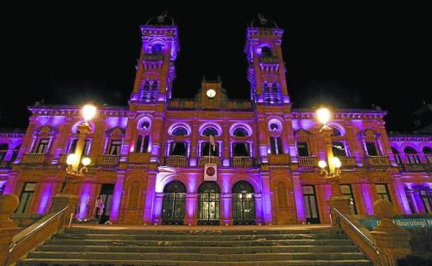 La fachada del Ayuntamiento de San Sebastián será iluminada de morado el jueves y viernes con motivo del 8-M.