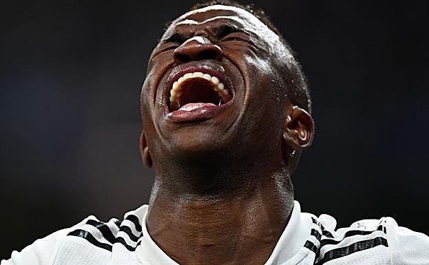 Vinicius llora desconsolado tras romperse ante el Ajax. 