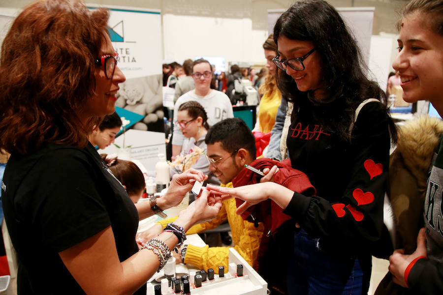 epresentantes de los 19 centros educativos que participan en la nueva edición del Salón de Educación Gela en el centro cultural Tabakalera de San Sebastián.