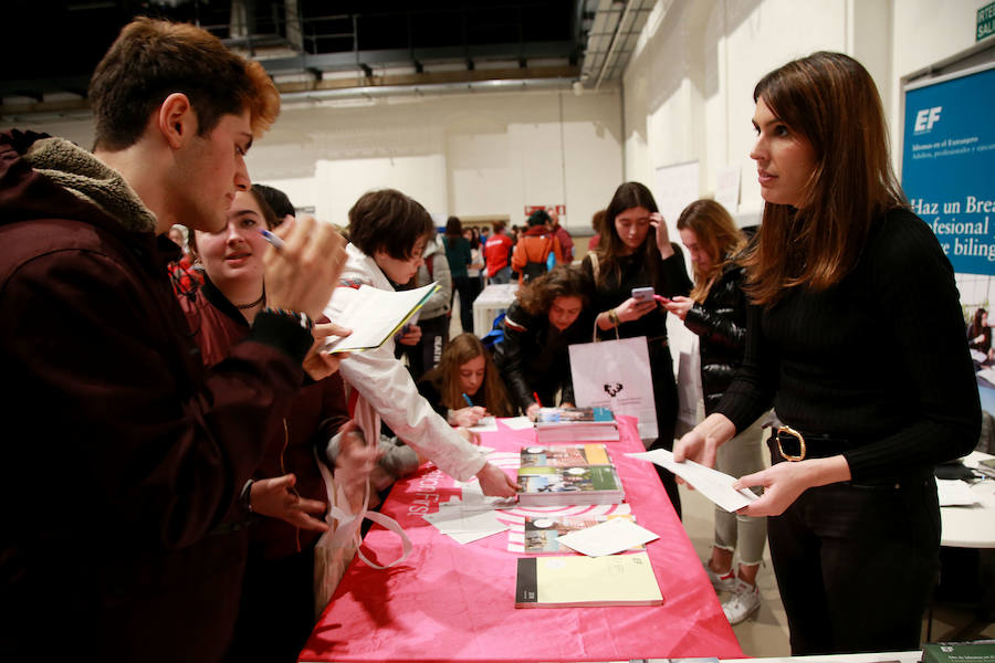 epresentantes de los 19 centros educativos que participan en la nueva edición del Salón de Educación Gela en el centro cultural Tabakalera de San Sebastián.
