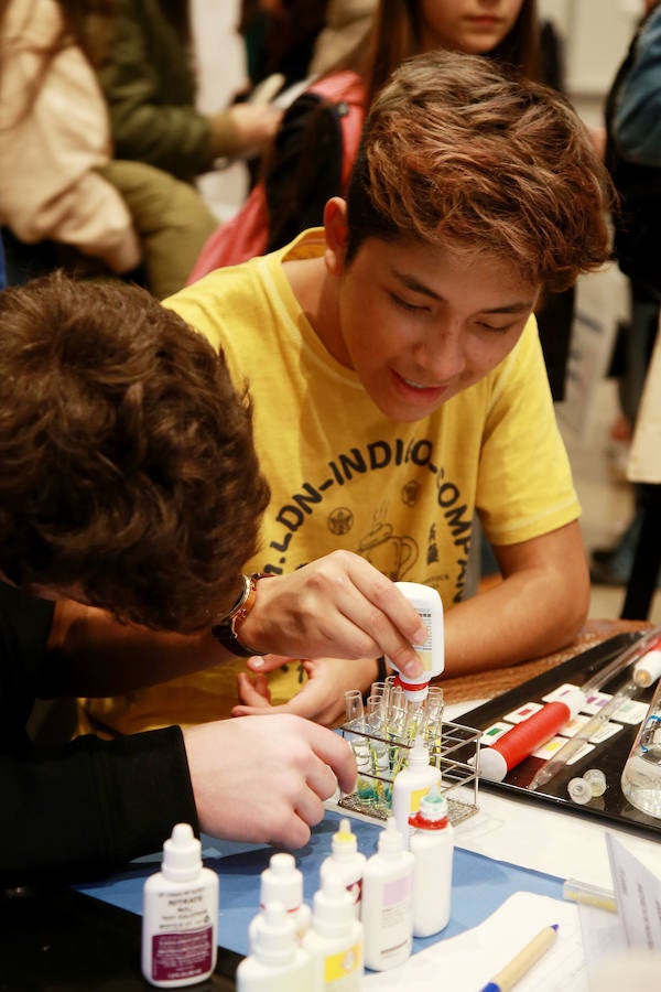 epresentantes de los 19 centros educativos que participan en la nueva edición del Salón de Educación Gela en el centro cultural Tabakalera de San Sebastián.