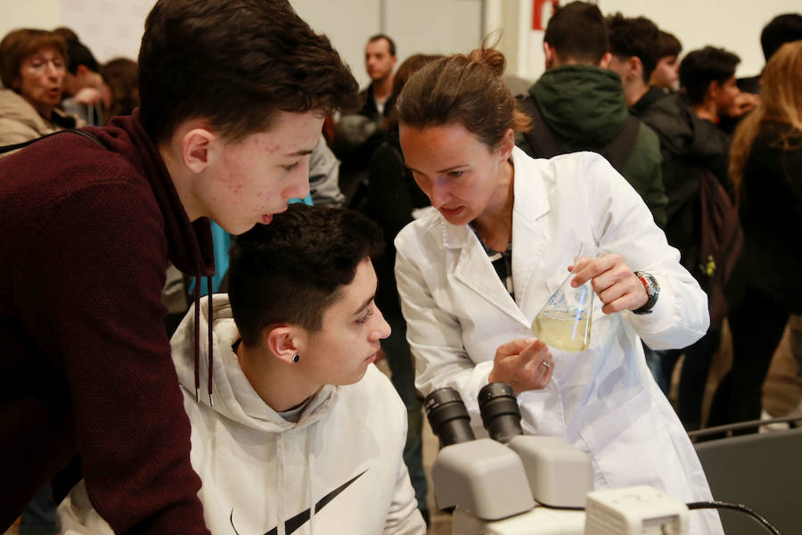 epresentantes de los 19 centros educativos que participan en la nueva edición del Salón de Educación Gela en el centro cultural Tabakalera de San Sebastián.
