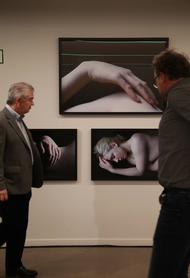 Imagen secundaria 2 - En la foto superior, de izquierda a derecha, Carla van de Puttelaar, Hellen van Meene y Sanne De Wilde, cuyas obras pueden verse en la foto del centro. Las de la fotografía más pequeña corresponden a van de Puttelaar.