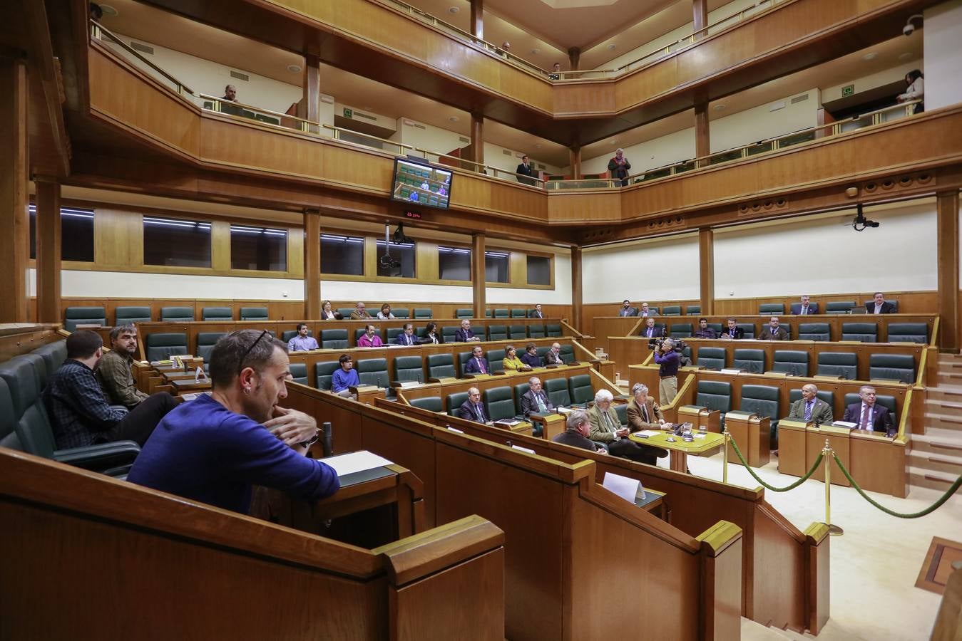 La falta de quorum en el Parlamento Vasco por la ausencia en la Cámara de la mayoría de las parlamentarias con motivo de la huelga feminista convocada este viernes ha provocado la suspensión del pleno de control programado por primera vez por una huelga.