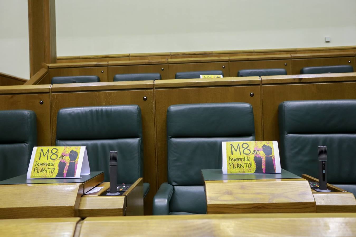 La falta de quorum en el Parlamento Vasco por la ausencia en la Cámara de la mayoría de las parlamentarias con motivo de la huelga feminista convocada este viernes ha provocado la suspensión del pleno de control programado por primera vez por una huelga.