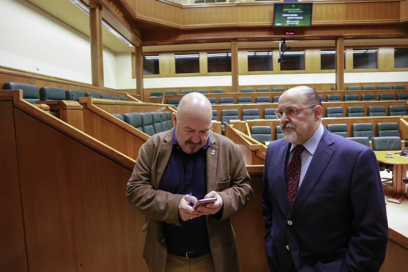 La falta de quorum en el Parlamento Vasco por la ausencia en la Cámara de la mayoría de las parlamentarias con motivo de la huelga feminista convocada este viernes ha provocado la suspensión del pleno de control programado por primera vez por una huelga.