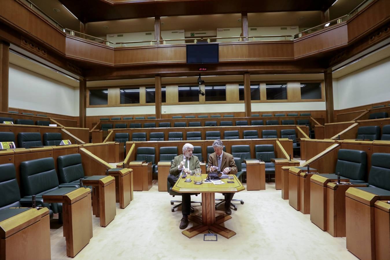 La falta de quorum en el Parlamento Vasco por la ausencia en la Cámara de la mayoría de las parlamentarias con motivo de la huelga feminista convocada este viernes ha provocado la suspensión del pleno de control programado por primera vez por una huelga.