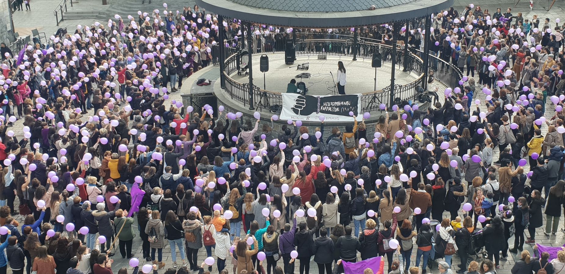 En buena parte de las localidades de Gipuzkoa las mujeres han salido a la calle para reivindicar sus derechos en el Día Internacional de la Mujer. El acto más multitudinario ha tenido lugar a las 12.00 horas con una concentración en el Boulevard de San Sebastián