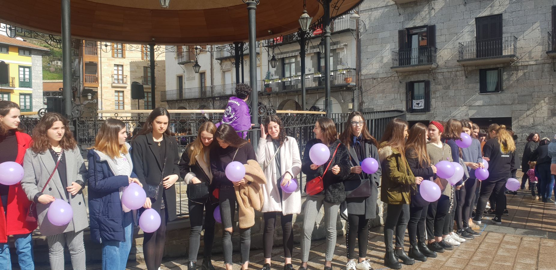 En buena parte de las localidades de Gipuzkoa las mujeres han salido a la calle para reivindicar sus derechos en el Día Internacional de la Mujer. El acto más multitudinario ha tenido lugar a las 12.00 horas con una concentración en el Boulevard de San Sebastián