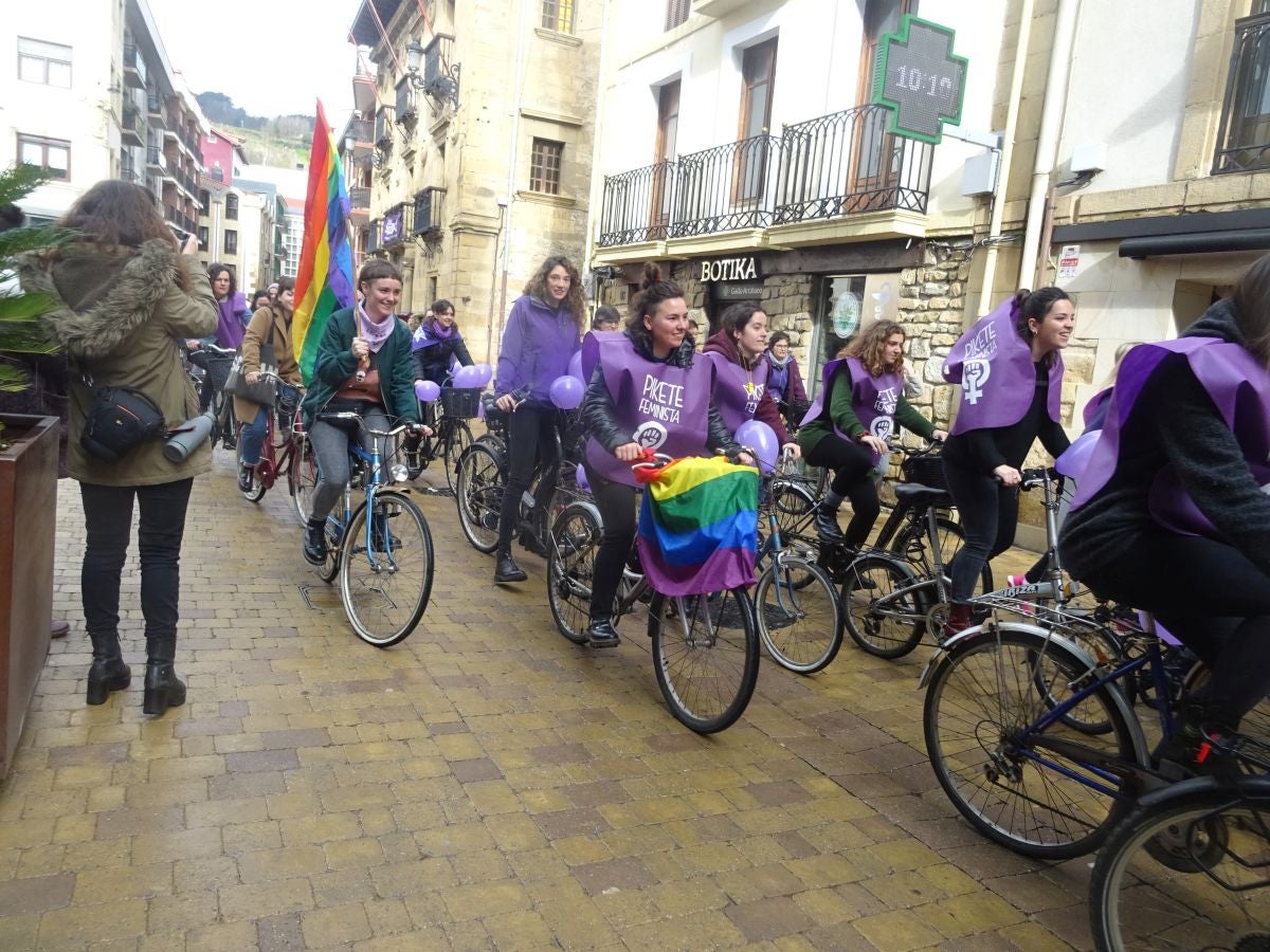 En buena parte de las localidades de Gipuzkoa las mujeres han salido a la calle para reivindicar sus derechos en el Día Internacional de la Mujer. El acto más multitudinario ha tenido lugar a las 12.00 horas con una concentración en el Boulevard de San Sebastián