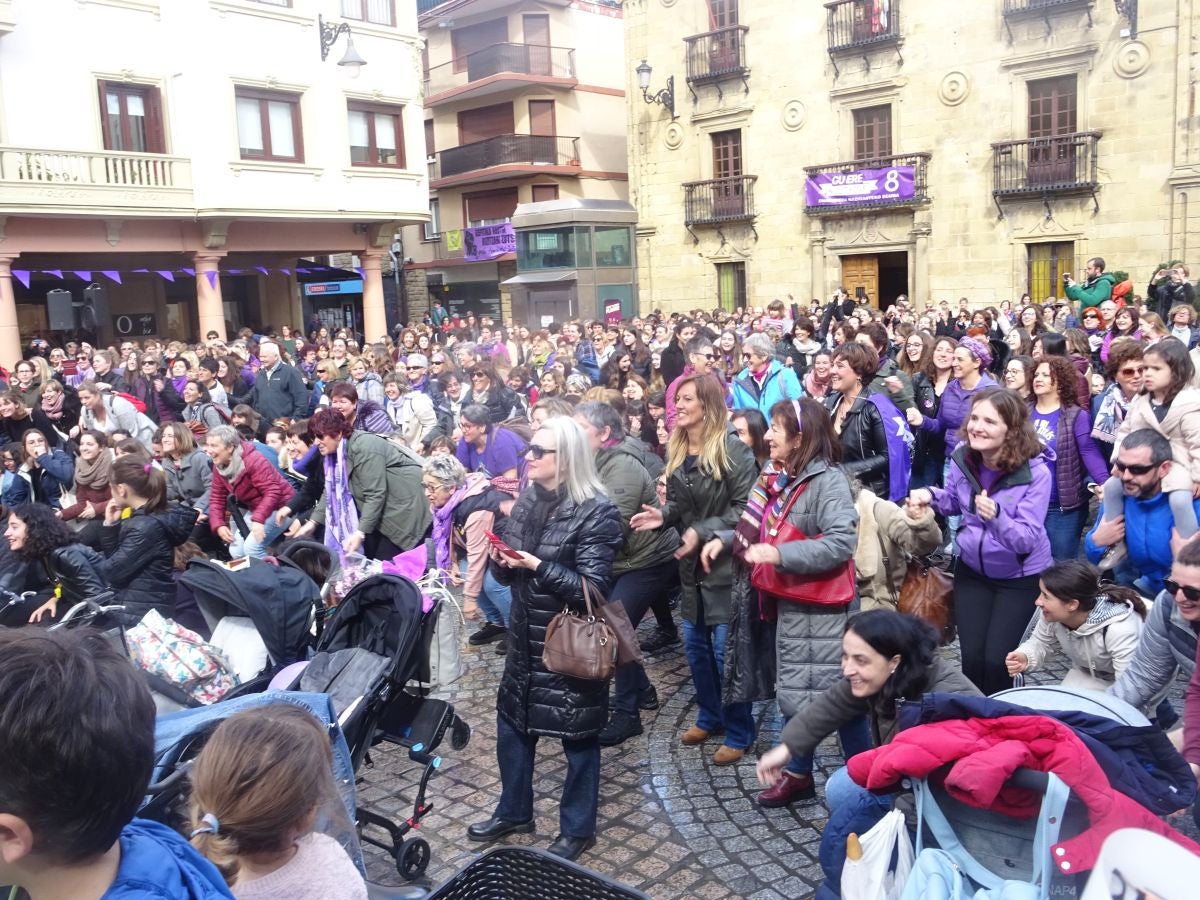 En buena parte de las localidades de Gipuzkoa las mujeres han salido a la calle para reivindicar sus derechos en el Día Internacional de la Mujer. El acto más multitudinario ha tenido lugar a las 12.00 horas con una concentración en el Boulevard de San Sebastián