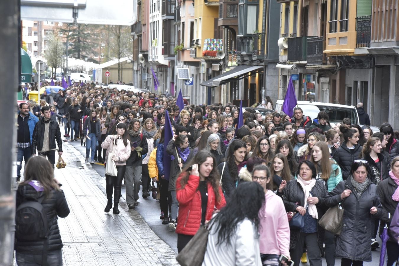 En buena parte de las localidades de Gipuzkoa las mujeres han salido a la calle para reivindicar sus derechos en el Día Internacional de la Mujer. El acto más multitudinario ha tenido lugar a las 12.00 horas con una concentración en el Boulevard de San Sebastián