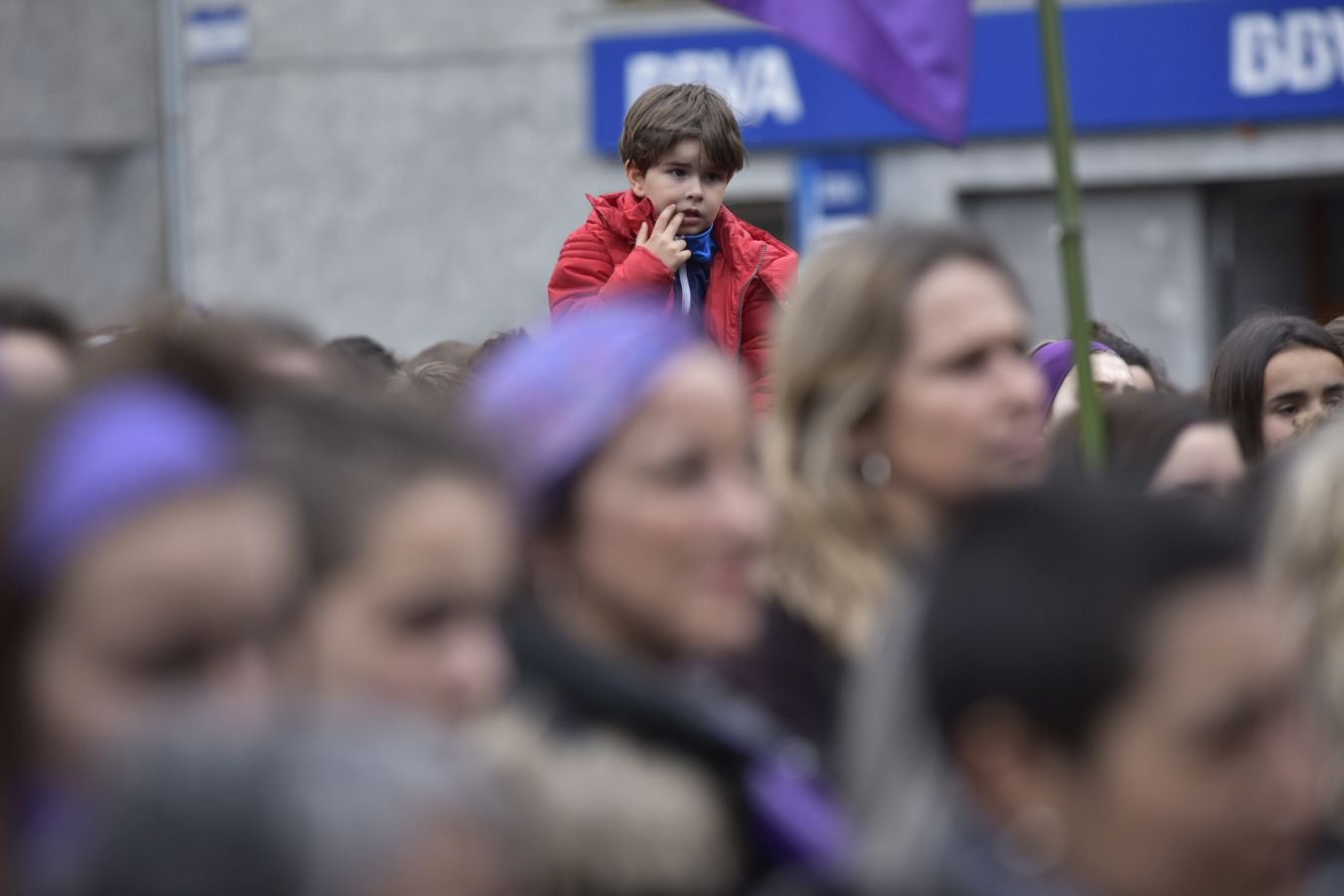 En buena parte de las localidades de Gipuzkoa las mujeres han salido a la calle para reivindicar sus derechos en el Día Internacional de la Mujer. El acto más multitudinario ha tenido lugar a las 12.00 horas con una concentración en el Boulevard de San Sebastián