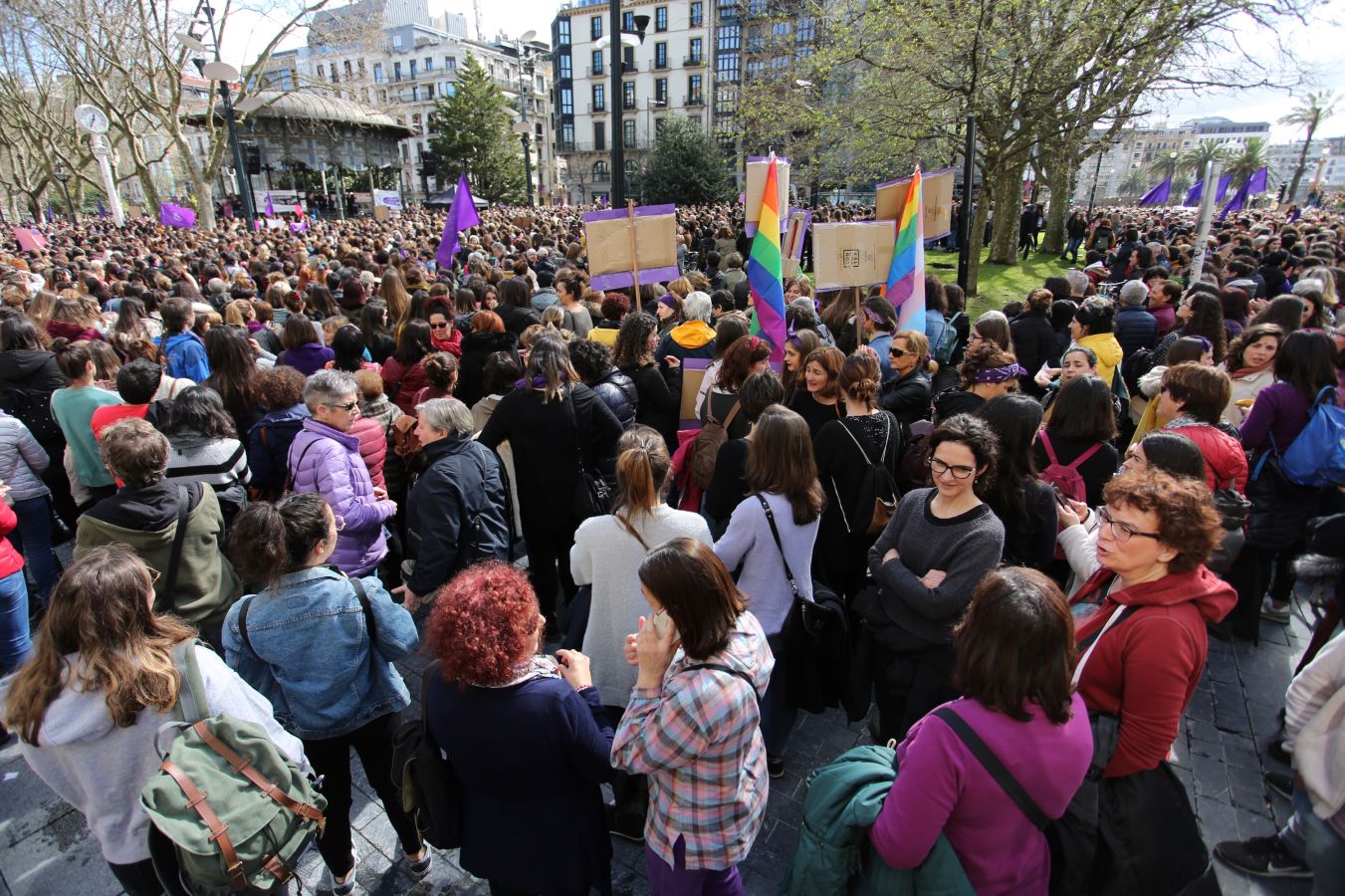 En buena parte de las localidades de Gipuzkoa las mujeres han salido a la calle para reivindicar sus derechos en el Día Internacional de la Mujer. El acto más multitudinario ha tenido lugar a las 12.00 horas con una concentración en el Boulevard de San Sebastián