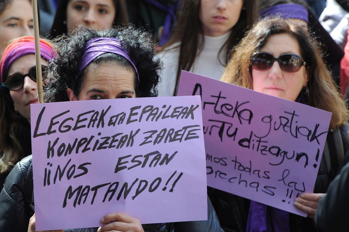 En buena parte de las localidades de Gipuzkoa las mujeres han salido a la calle para reivindicar sus derechos en el Día Internacional de la Mujer. El acto más multitudinario ha tenido lugar a las 12.00 horas con una concentración en el Boulevard de San Sebastián