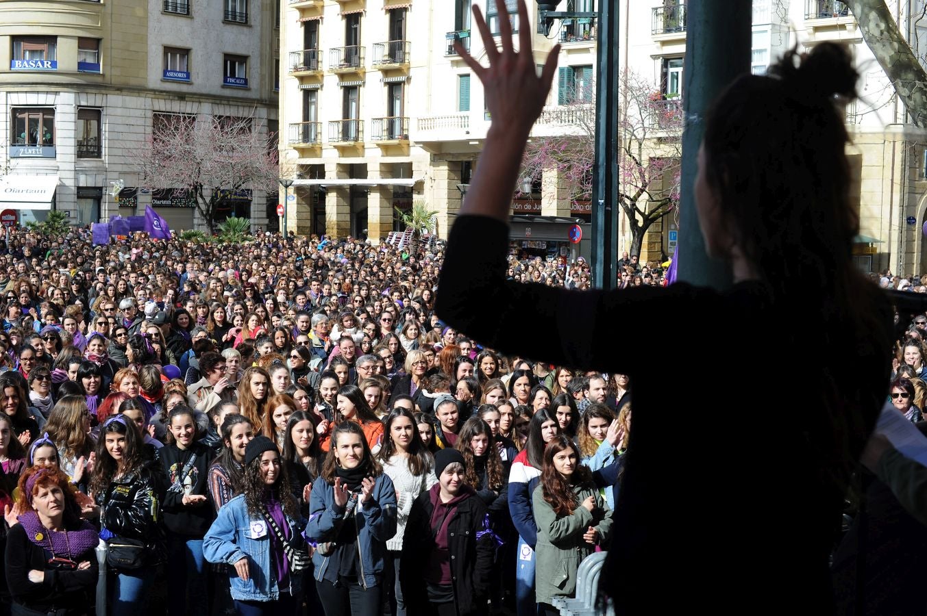 En buena parte de las localidades de Gipuzkoa las mujeres han salido a la calle para reivindicar sus derechos en el Día Internacional de la Mujer. El acto más multitudinario ha tenido lugar a las 12.00 horas con una concentración en el Boulevard de San Sebastián