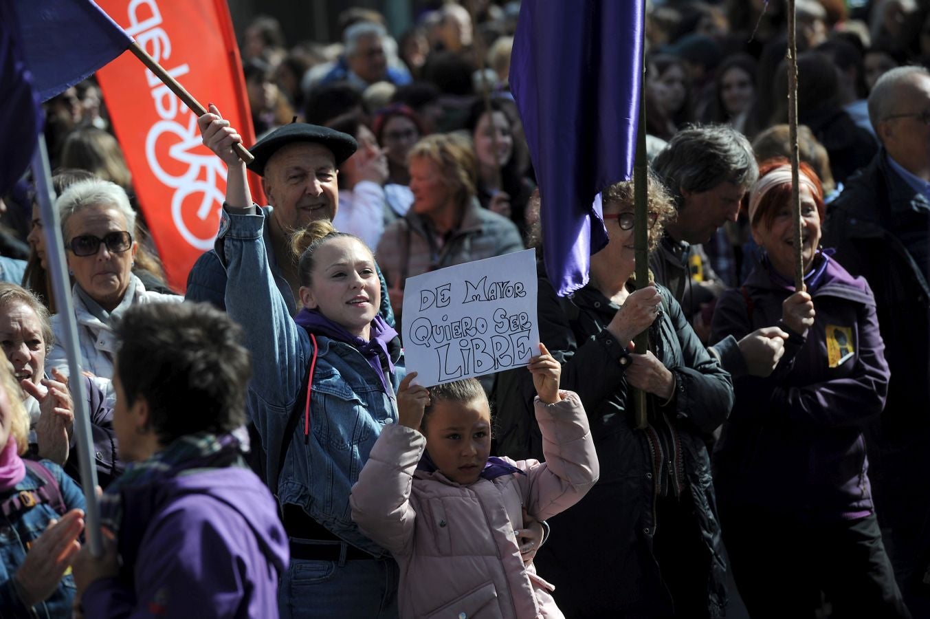 En buena parte de las localidades de Gipuzkoa las mujeres han salido a la calle para reivindicar sus derechos en el Día Internacional de la Mujer. El acto más multitudinario ha tenido lugar a las 12.00 horas con una concentración en el Boulevard de San Sebastián