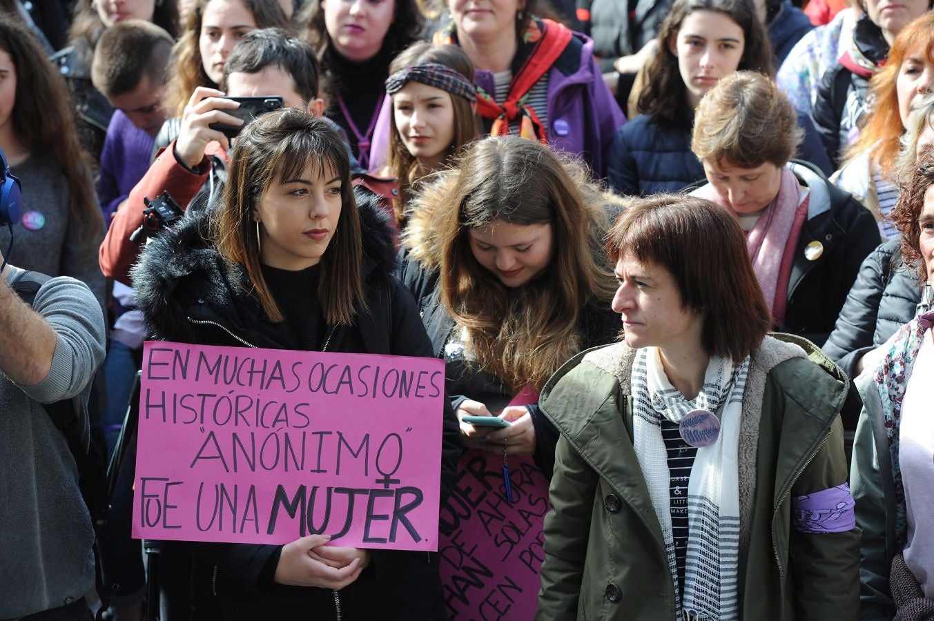 En buena parte de las localidades de Gipuzkoa las mujeres han salido a la calle para reivindicar sus derechos en el Día Internacional de la Mujer. El acto más multitudinario ha tenido lugar a las 12.00 horas con una concentración en el Boulevard de San Sebastián
