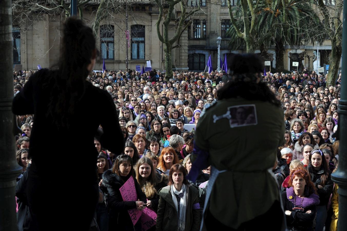 En buena parte de las localidades de Gipuzkoa las mujeres han salido a la calle para reivindicar sus derechos en el Día Internacional de la Mujer. El acto más multitudinario ha tenido lugar a las 12.00 horas con una concentración en el Boulevard de San Sebastián