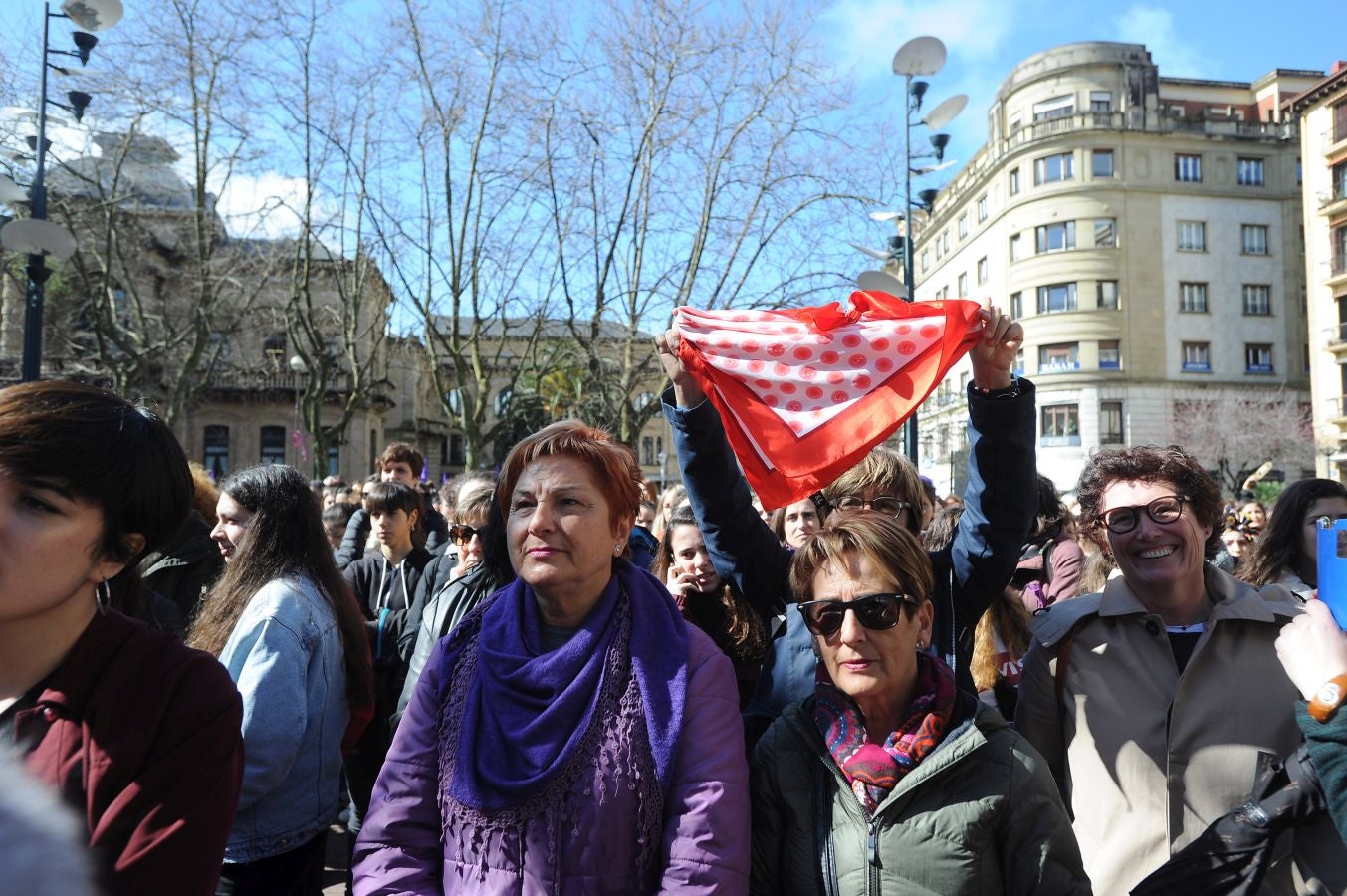 En buena parte de las localidades de Gipuzkoa las mujeres han salido a la calle para reivindicar sus derechos en el Día Internacional de la Mujer. El acto más multitudinario ha tenido lugar a las 12.00 horas con una concentración en el Boulevard de San Sebastián
