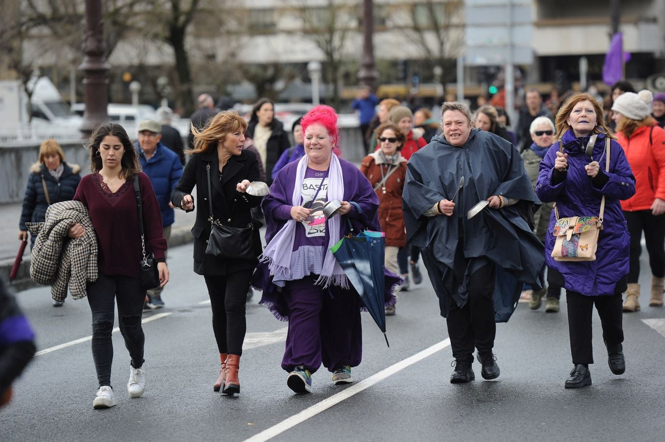 En buena parte de las localidades de Gipuzkoa las mujeres han salido a la calle para reivindicar sus derechos en el Día Internacional de la Mujer. El acto más multitudinario ha tenido lugar a las 12.00 horas con una concentración en el Boulevard de San Sebastián