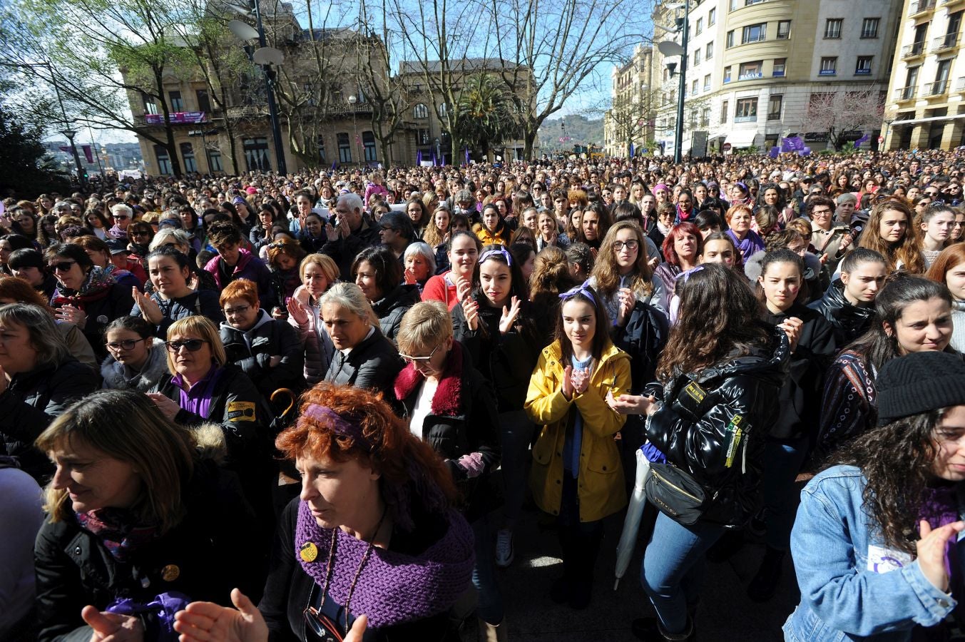 En buena parte de las localidades de Gipuzkoa las mujeres han salido a la calle para reivindicar sus derechos en el Día Internacional de la Mujer. El acto más multitudinario ha tenido lugar a las 12.00 horas con una concentración en el Boulevard de San Sebastián