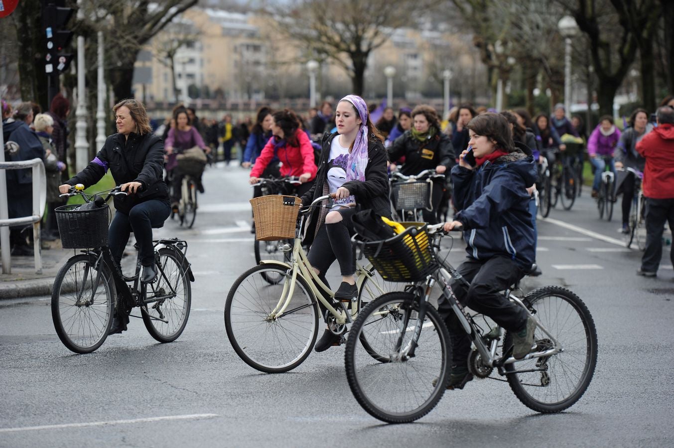 En buena parte de las localidades de Gipuzkoa las mujeres han salido a la calle para reivindicar sus derechos en el Día Internacional de la Mujer. El acto más multitudinario ha tenido lugar a las 12.00 horas con una concentración en el Boulevard de San Sebastián