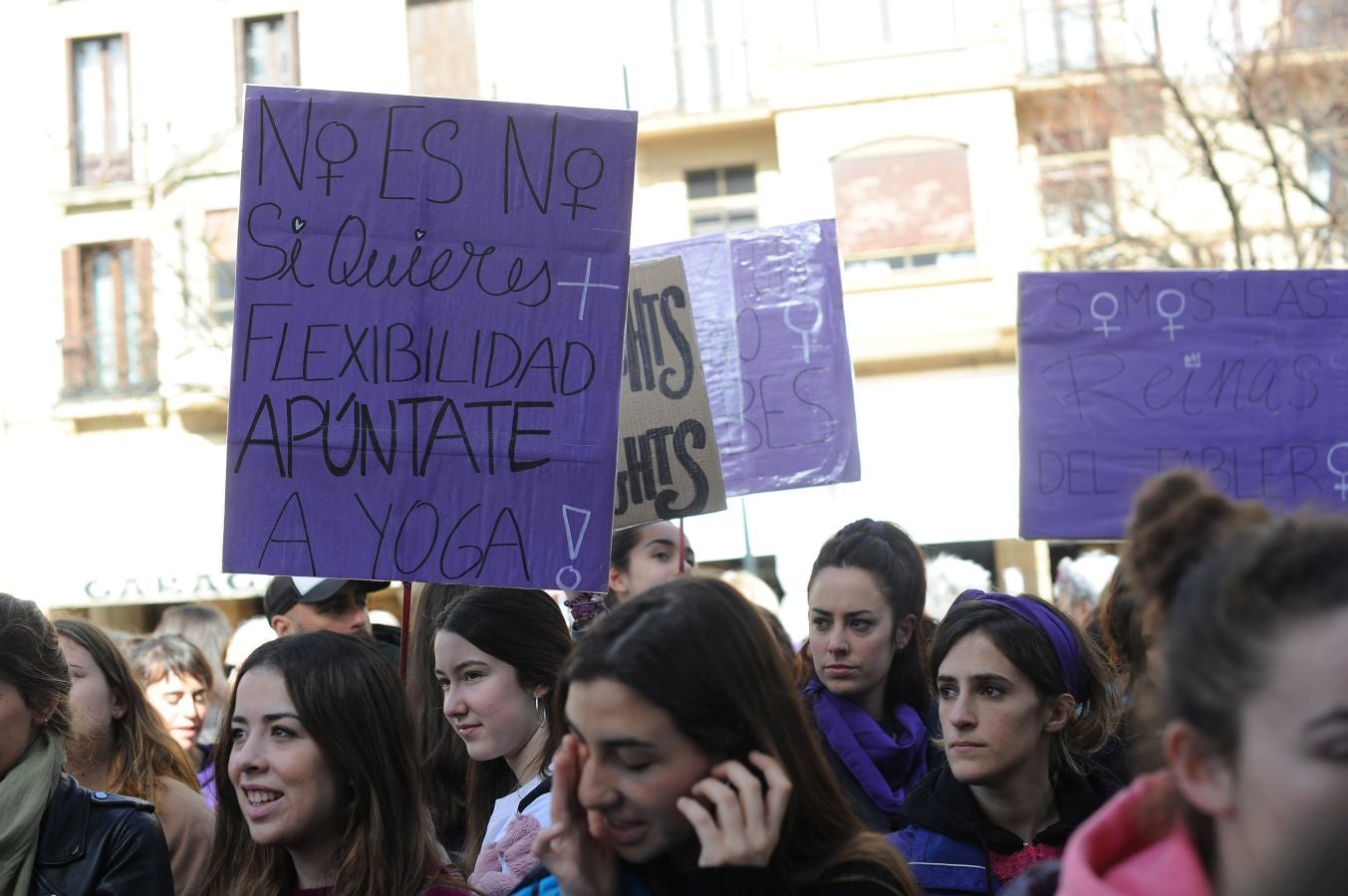 En buena parte de las localidades de Gipuzkoa las mujeres han salido a la calle para reivindicar sus derechos en el Día Internacional de la Mujer. El acto más multitudinario ha tenido lugar a las 12.00 horas con una concentración en el Boulevard de San Sebastián