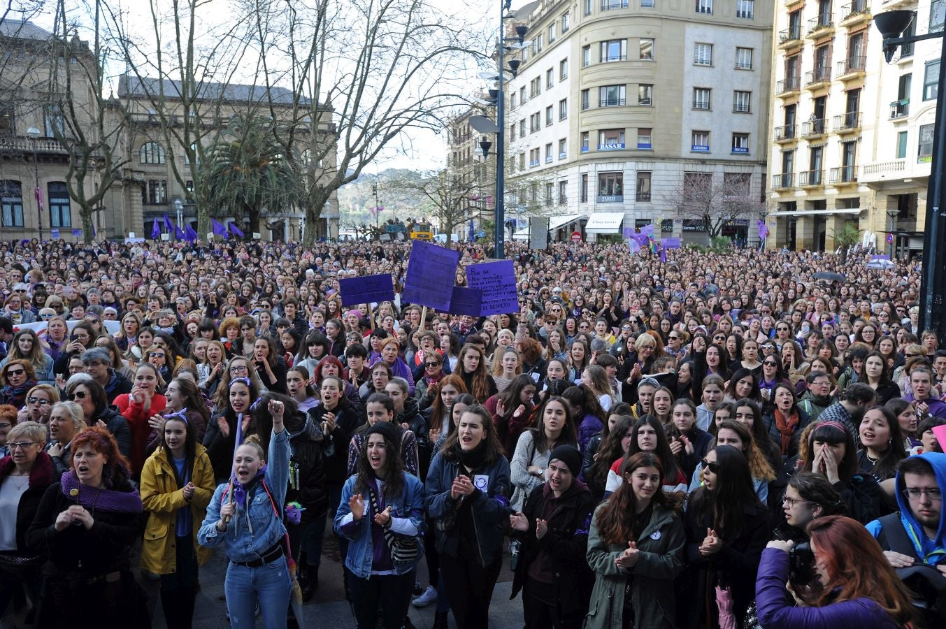 En buena parte de las localidades de Gipuzkoa las mujeres han salido a la calle para reivindicar sus derechos en el Día Internacional de la Mujer. El acto más multitudinario ha tenido lugar a las 12.00 horas con una concentración en el Boulevard de San Sebastián