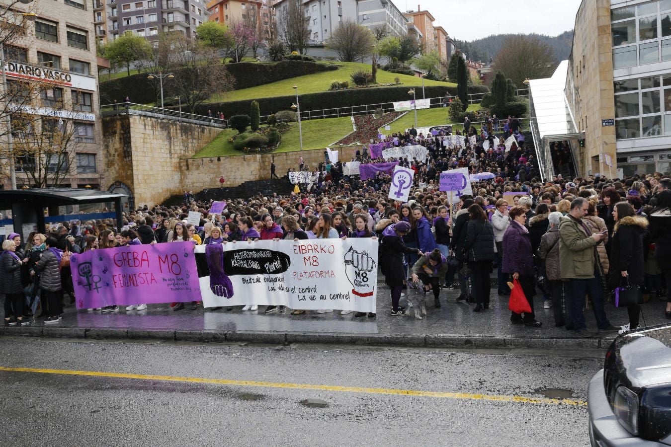 En buena parte de las localidades de Gipuzkoa las mujeres han salido a la calle para reivindicar sus derechos en el Día Internacional de la Mujer. El acto más multitudinario ha tenido lugar a las 12.00 horas con una concentración en el Boulevard de San Sebastián